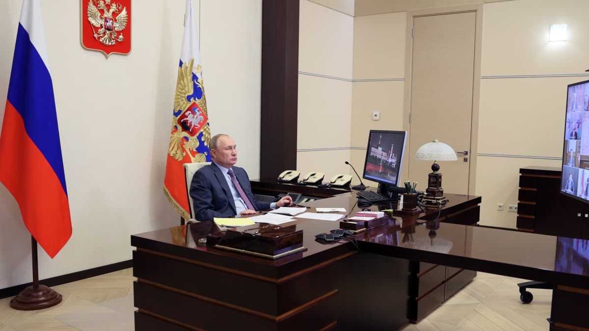 Vladimir Putin kokoustaa videon välityksellä presidentin kansliasta.