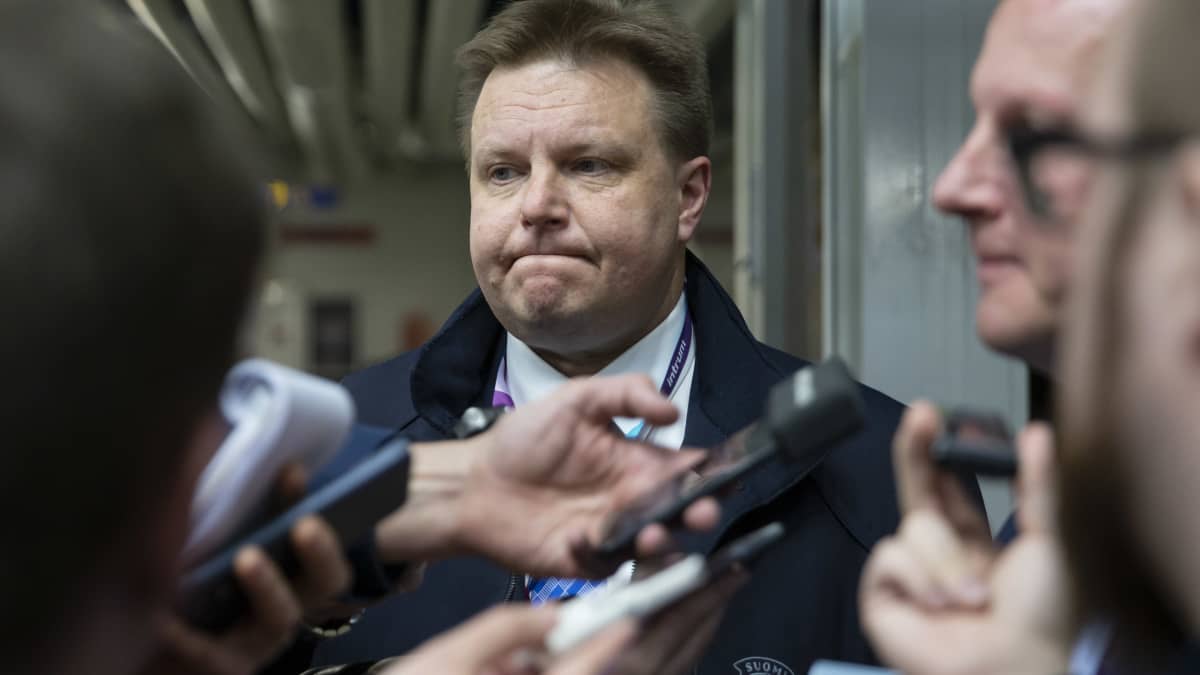Suomen Jääkiekkoliiton puheenjohtaja Harri Nummela median tentattavana.