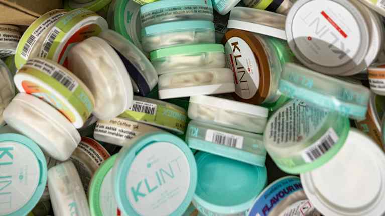 Pietarsaarelainen nikotiinipussitehdas Strengbergs Habit Factoryn nikotiinikiekkoja pahvilaatikossa.