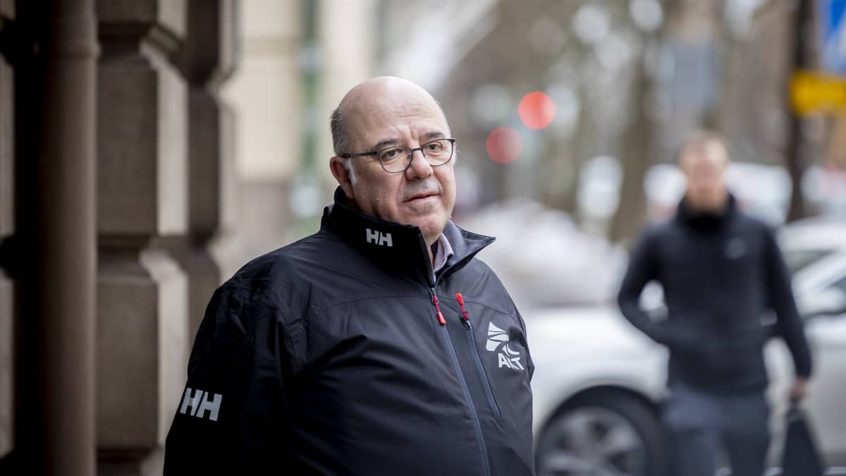 Auto- ja kuljetusalan edunvalvontapäällikkö Harri Pasanen Valtakunnansovittelijan toimiston edessä Helsingin Bulevardilla.