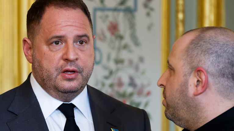 Andriy Yermak seisoo toisen ihmisen vieressä.