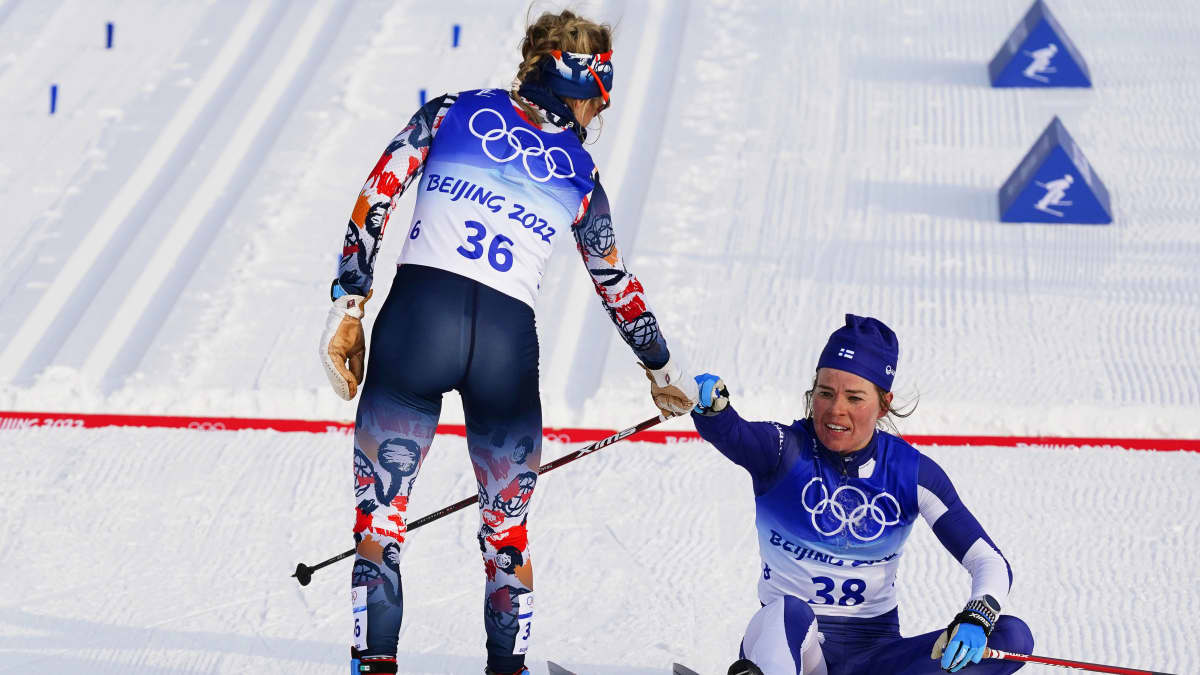 Therese Johaug kävi onnittelemassa Krista Pärmäkoskea 10 kilometrin kisan jälkeen.