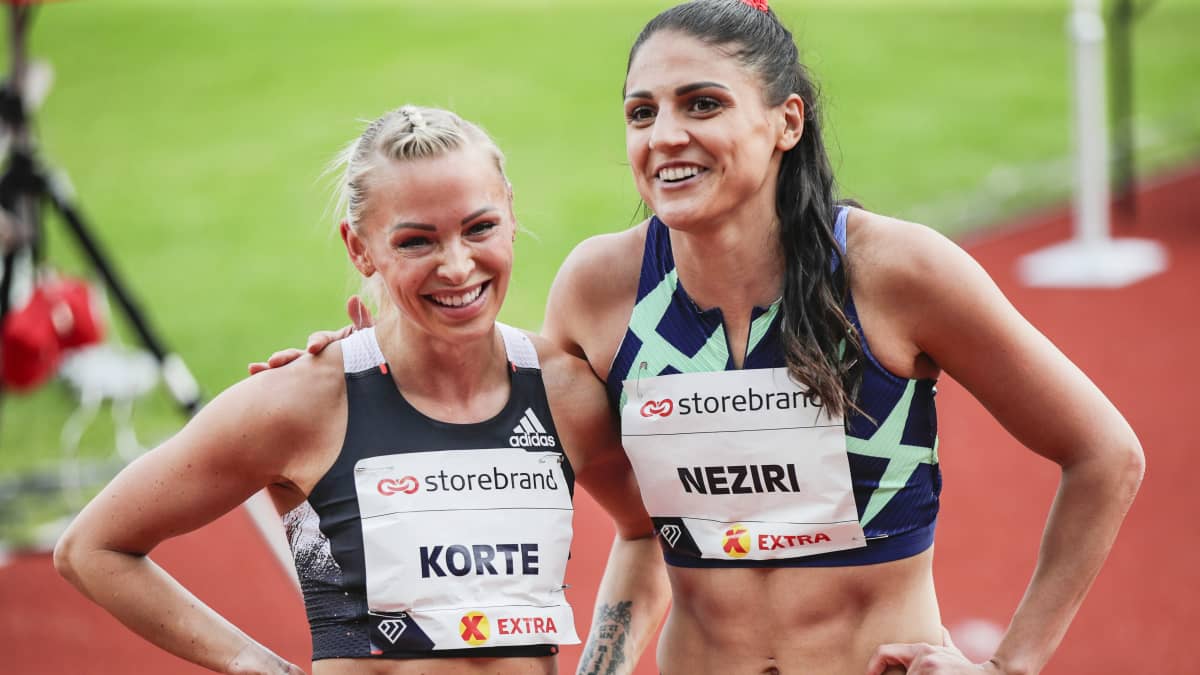Annimari Korte och Nooralotta Neziri poserar.
