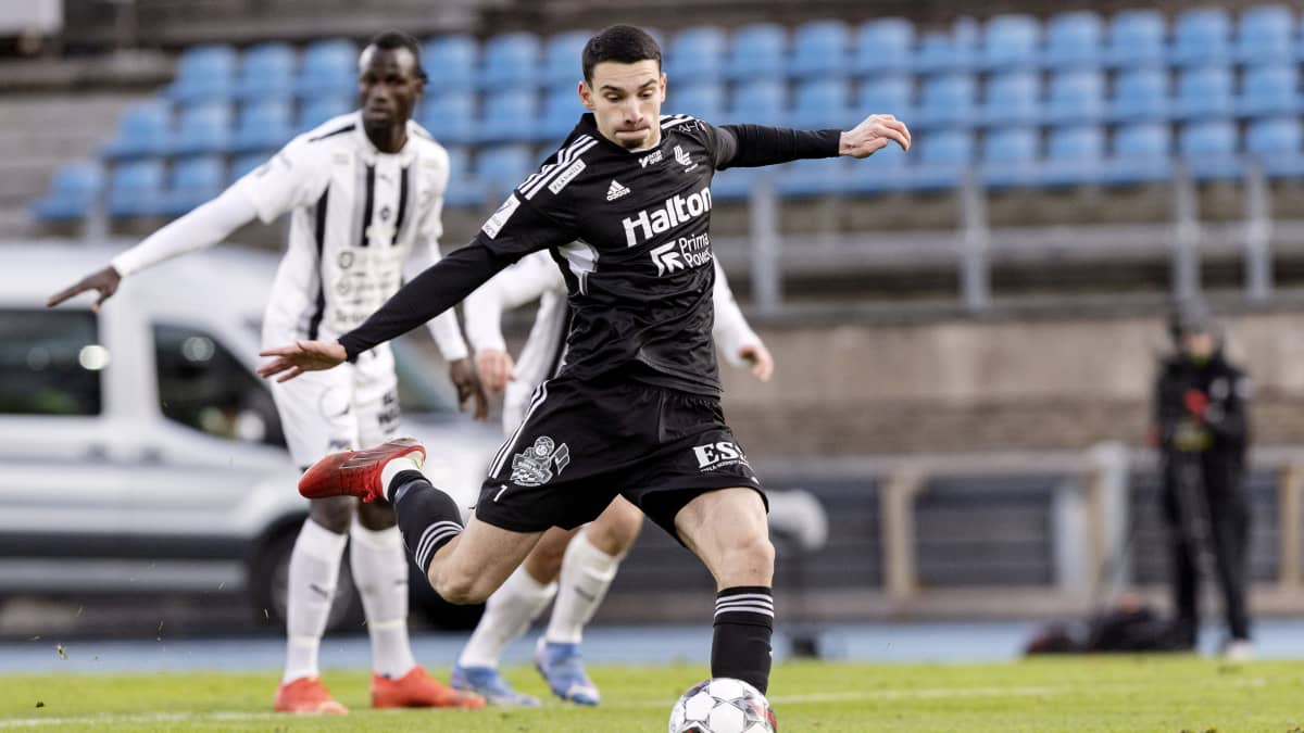 Lahden Altin Zeqiri tekee rangaistuspotkusta 1–0 jalkapallon Veikkausliigan karsintaottelussa FC Lahti - TPS Lahdessa