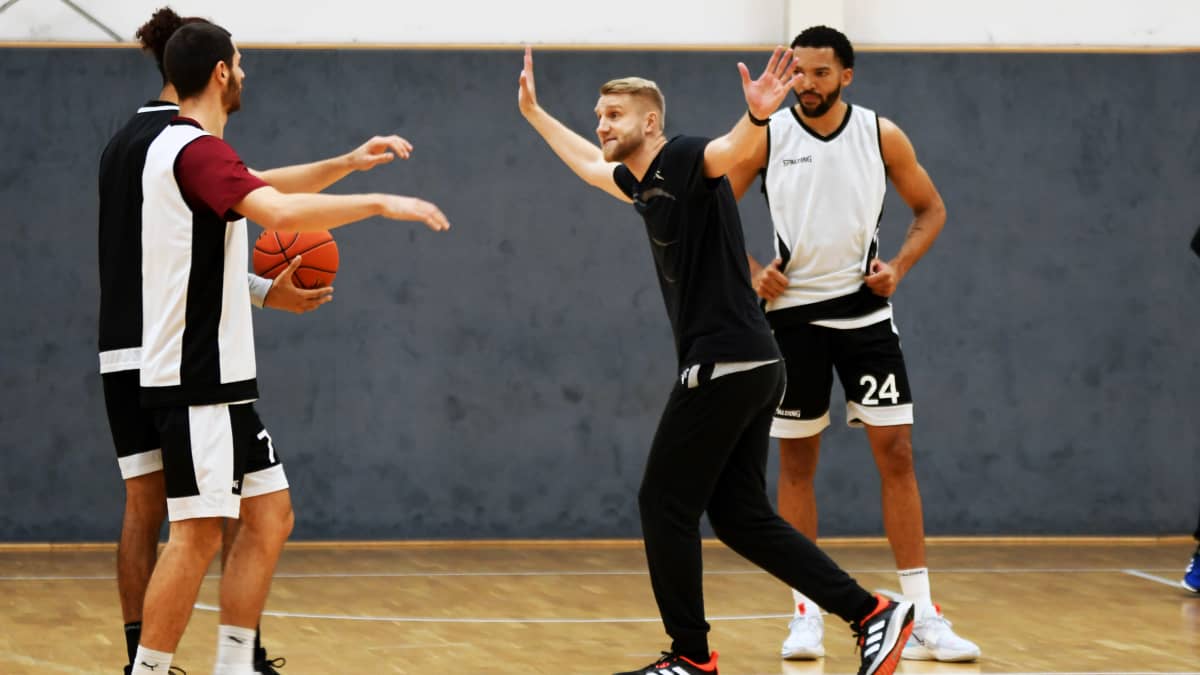 Tuomas Iisalo tränar sitt lag Telekom Baskets Bonn.