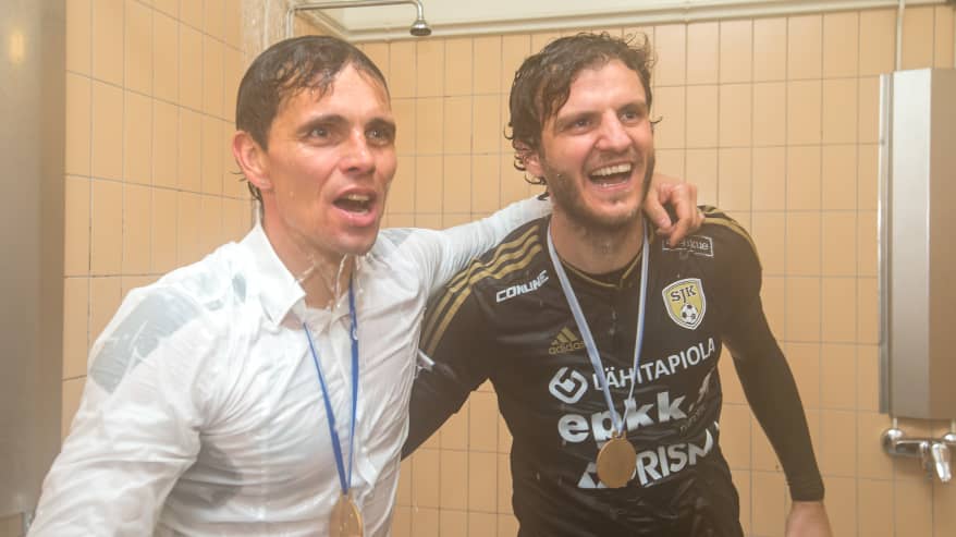 Simo Valakari och Mehmet Hetemaj firar ligaguldet 2015 i duschen.