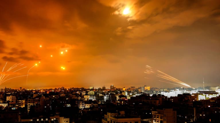 Palestiinalaisten ampumia raketteja yö taivaalla.