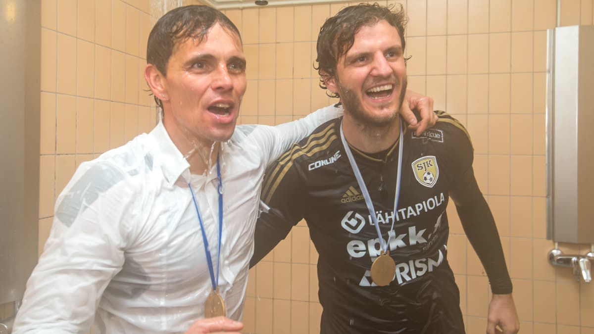 Simo Valakari ja Mehmet Hetemaj mestaruussuihkussa 2015, kun SJK voitti Veikkausliigan.