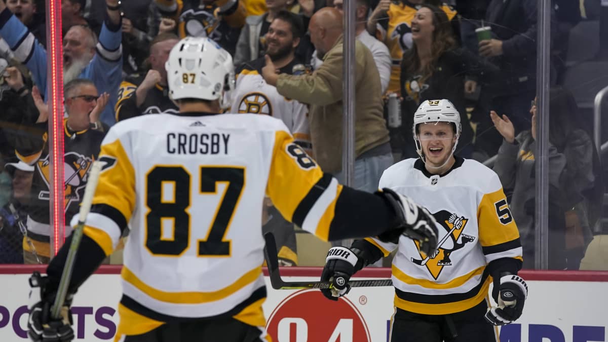 Sidney Crosby ja Jake Guentzel juhlivat jälkimmäisen tekemää maalia NHL:ssä Bostonia vastaan.
