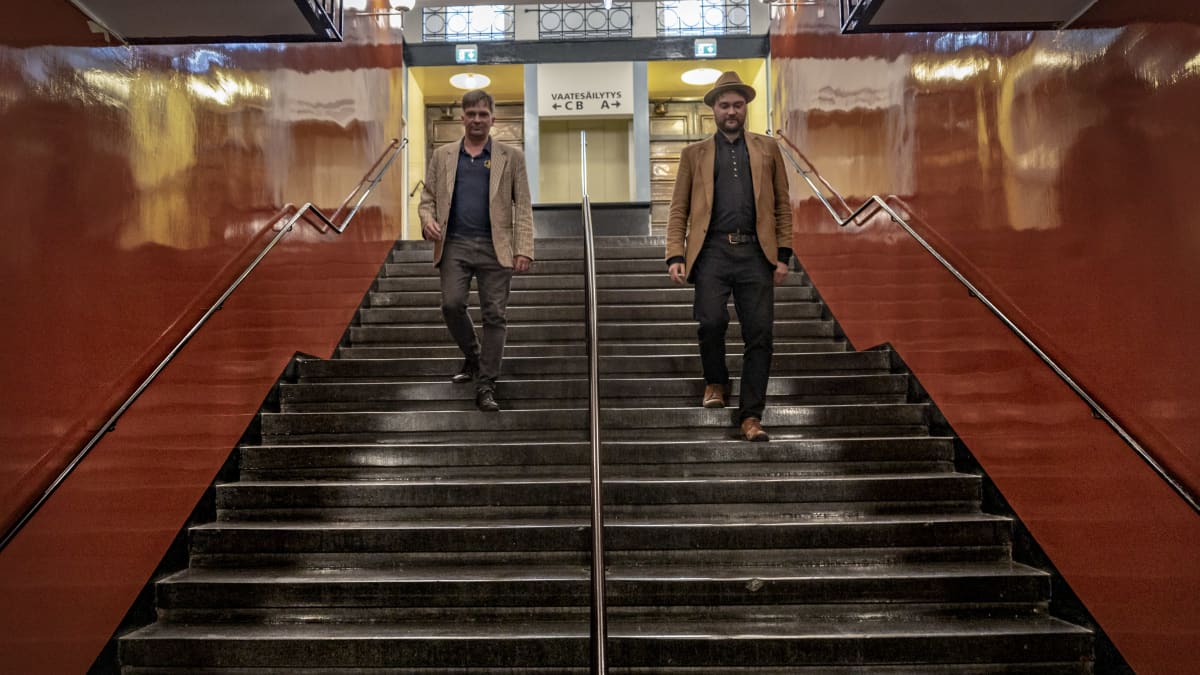 Kalliosalin perustaja Markus Serala ja Kalliosalin toiminnanjohtaja Saku Mattila  kävelemässä Kalliosalin aulan portaita. 