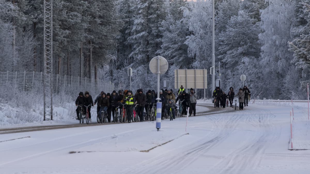 Ihmisiä tuli tiistaina Sallan raja-asemalle. Kuva: Juuso Stoor / Yle