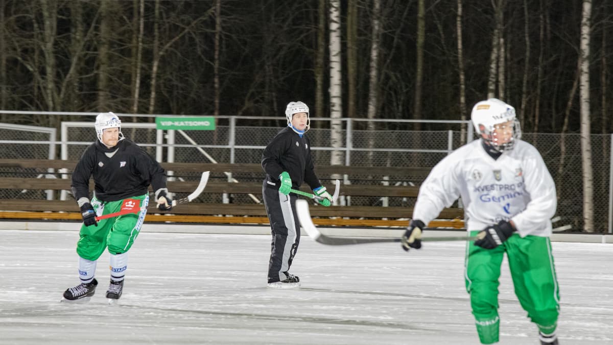 Lappeenrannan Veiterän valmentaja Valeri Gratchev vetämässä harjoituksia joukkueelle.