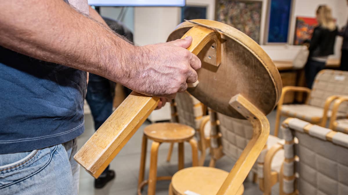 Artek tuoleja huutokaupassa.