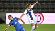 Slovakian Martina Šurnovska kaatuu, Suomen Ria Öling ottaa pallon.