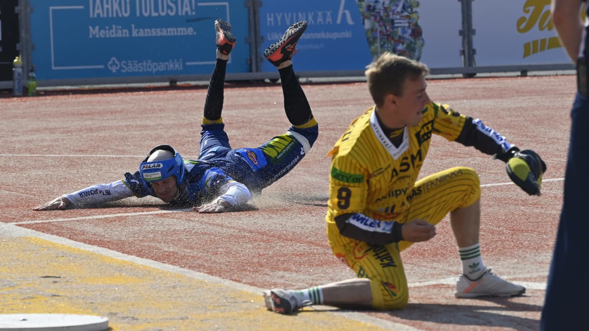 Tommi Koivisto (vas) ja Tahkon Petteri Alanen miesten Superpesiksen ottelussa Hyvinkään Tahko vs. Kempeleen Kiri