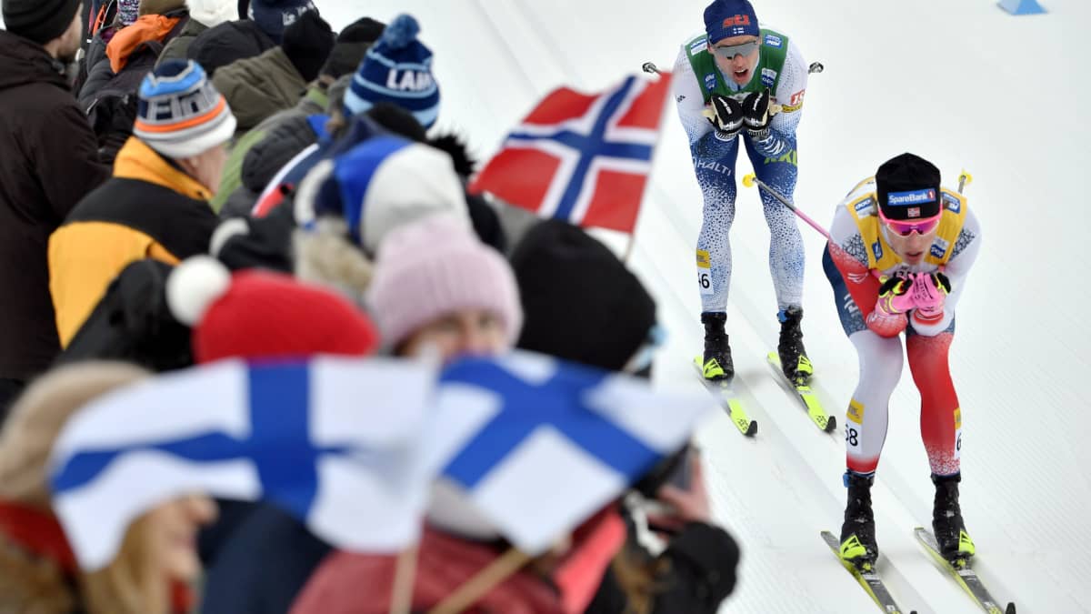 Iivo Niskanen ja Johannes Hösflot Kläbo hiihtävät peräkkäin 15 kilometrin kisassa Salpausselällä 27.2.2022.
