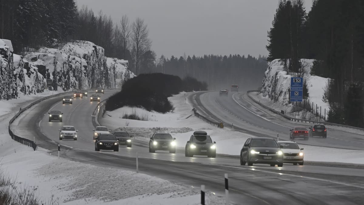 Jouluna autoteillä on paljon liikennettä. Kuva: Antti Aimo-Koivisto / Lehtikuva