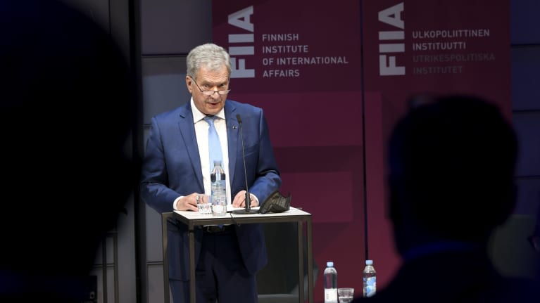 Presidentti Sauli Niinistö esiintyi Ulkopoliittisen instituutin Forum tapahtumassa 29. syyskuuta. Kävelee maski kasvoillaa, taustalla muita osallistujia.