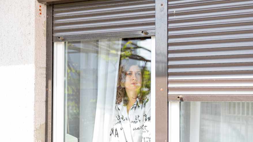  Martina Marinkovič on kroatialainen opiskelija, joka asuu vielä toistaiseksi äitinsä kanssa kotona Zagrebin esikaupunkialueella.  Martina katsoo ikkunasta ulos huoneestaan. 