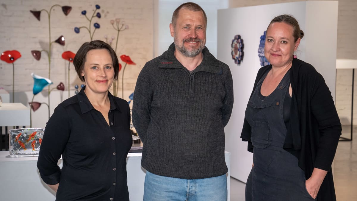 Henkilökuvassa, Alma Jantunen, lasinpuhaltaja/lasitaiteilija. Ru Runeberg, hopeataiteilija. Susanne Koskimäki, lasitaiteilija, keraamikko.