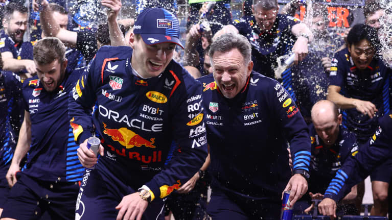 Red Bullin Max Verstappen ja tallipäällikkö Christian Horner juhlimassa F1-sarjan mestaruutta viime kaudella. 