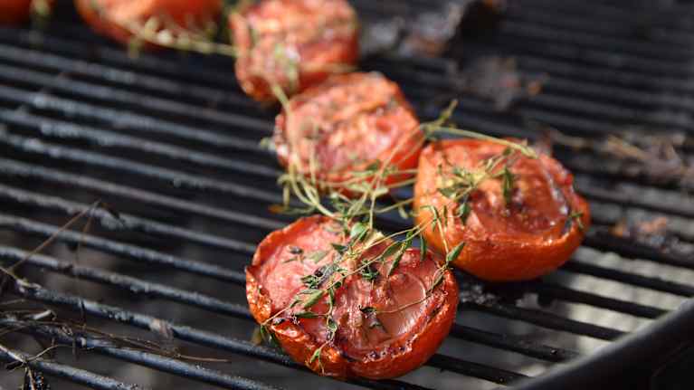 Grillattuja tomaatteja grillillä