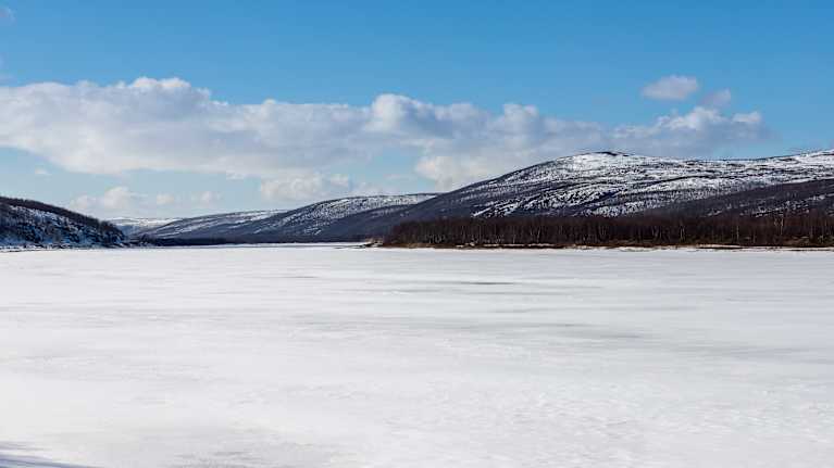 Tenojoen varrella toukokuussa, upeat tunturit ja joki vielä jäässä. 