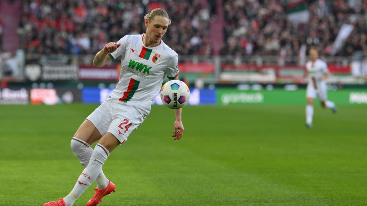 Fredrik Jensen Saksan Bundesliigan ottelussa Augsburg-Hoffenheim.