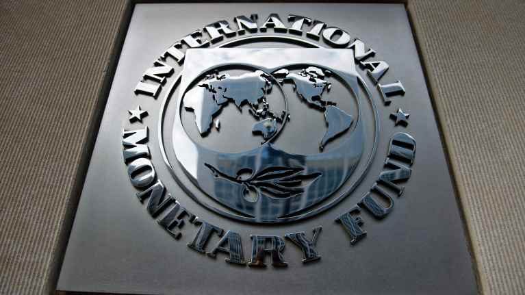 Kuvassa näkyy Kansainvälisen valuuttarahaston IMF:n logo.
