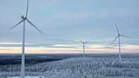 Vindmöllor i snöigt landskap