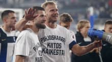 Joona Toivio ja Paulus Arajuuri kiittämässä Olympiastadionin yleisöä Ranska-ottelun jälkeen 16.11.2021. Kaksikko kertoi, että maajoukkuepelit ovat pelattu.
