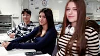 Aapo Sassila, Sofiia Ismail ja Stefani Galusko istuvat vieretysten pulpeteissaan. Edessä matematiikan oppikirjoja, kyniä ja laskin. 