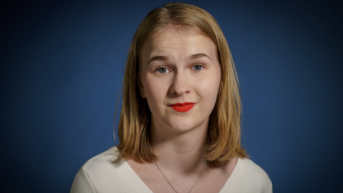 Ylen kolumnisti Emilia Uljas henkilökuvassa.