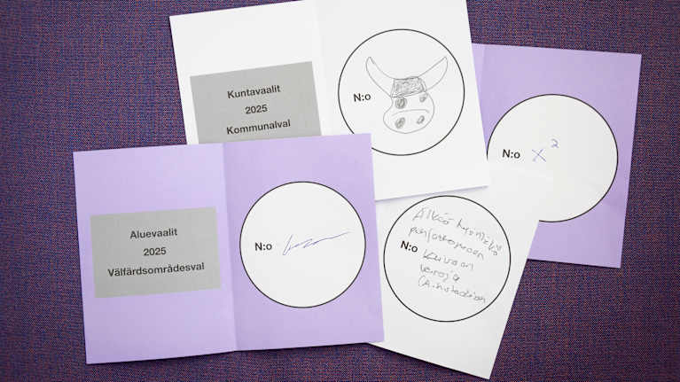 Hylättyjä vaalilippuja Kontiolahdella Pohjois-Karjalassa. Kuva: Heikki Haapalainen / Yle