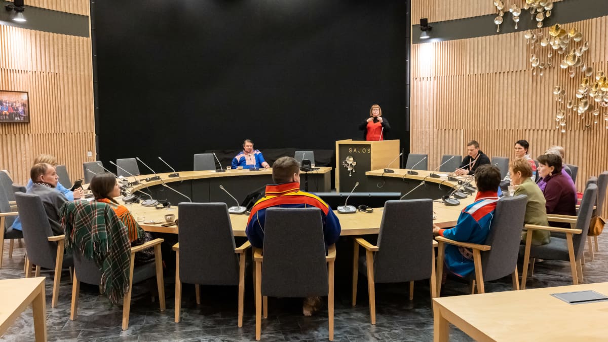 Oikeusministeri, Saamelaiskäräjien puheenjohtajisto, kolttien luottamusmies ja totuus- ja sovintokomissio koolla saamelaiskulttuurikeskus Sajoksen parlamenttisalissa.