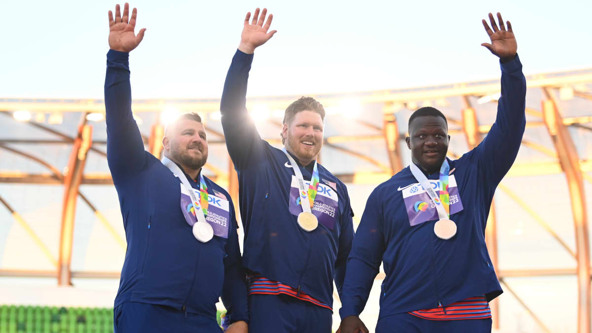Joe Kovacs, Ryan Crouser ja Josh Awotunde juhlivat Yhdysvaltain kolmoisvoittoa Eugenen MM-kisoissa viime heinäkuussa.