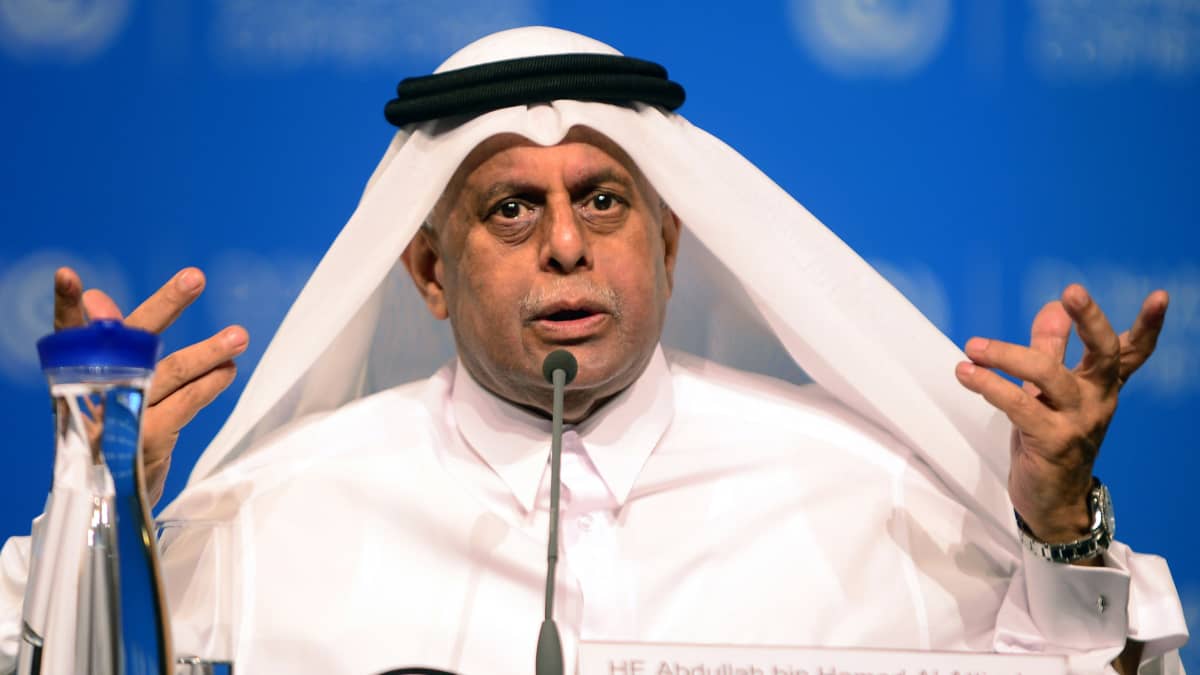 Qatarin varapääministeri ja ilmastokokouksen puheenjohtaja Abdullah bin Hamad Al-Attiyah levittelee käsiään vuoden 2012 ilmastokokouksessa Dohassa Qatarissa.