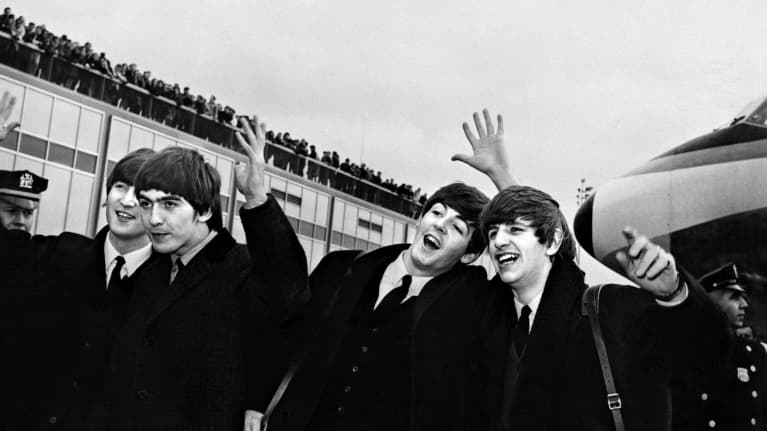 The Beatles eli John Lennon, George Harrison, Paul McCartney ja Ringo Starr helmikuussa 1964.