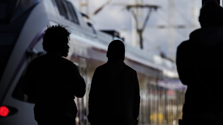 Kuvassa on kahden ihmisen siluetti Helsingissä 14. lokakuuta 2020.