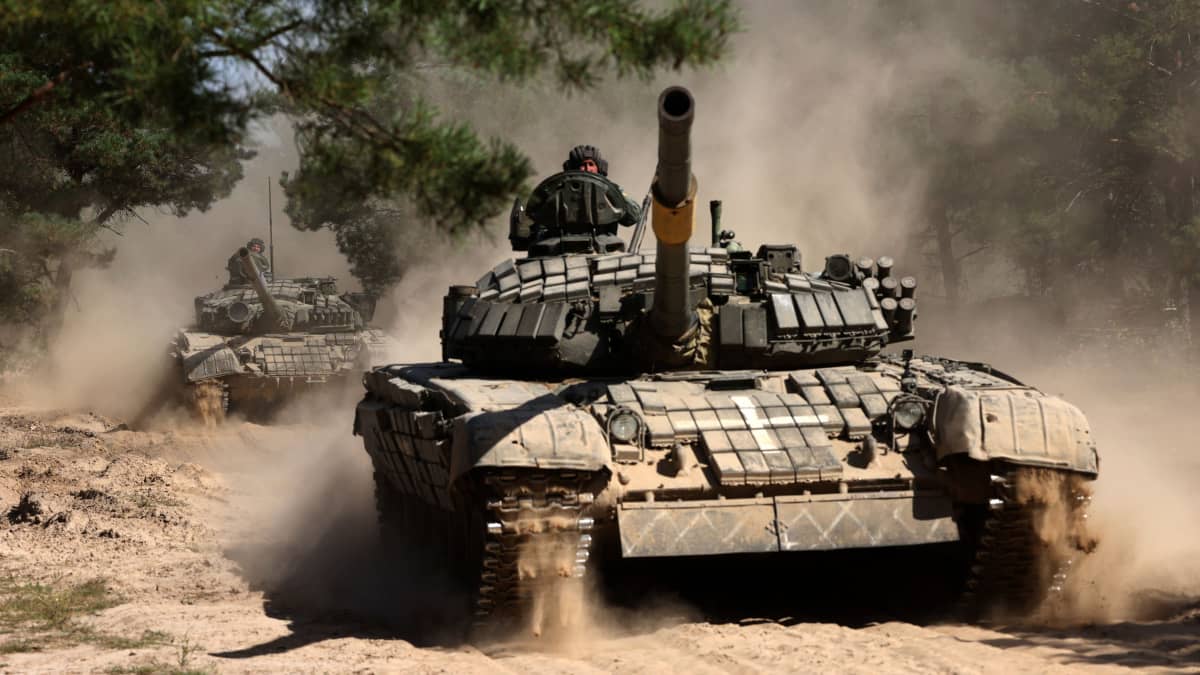 Ukrainalaisia panssarivaunuja sotaharjoituksissa Chernihivin alueella 8. syyskuuta.