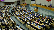 Duuman istuntosali. Pääministeri pitää puhetta puhujanpöntössä.