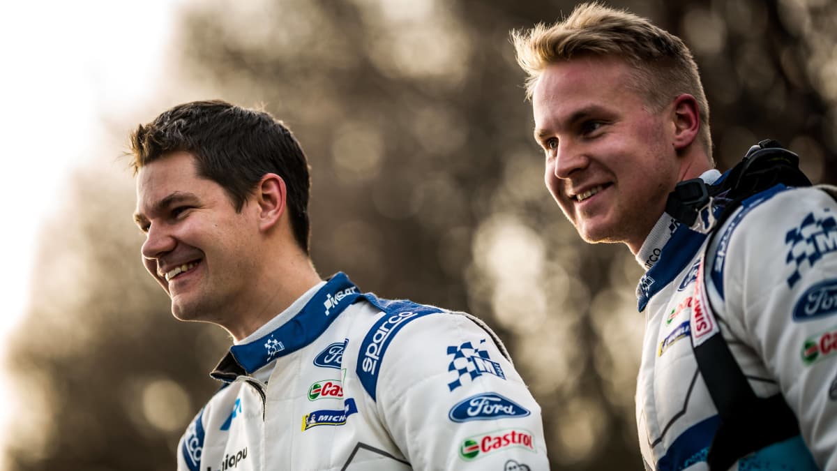 Teemu Suninen ja Esapekka Lappi Fordin haalareissa vuoden 2020 Monte Carlon kilpailun alla.