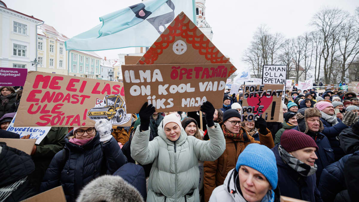 Opettajat osoittavat mieltään torilla Virossa
