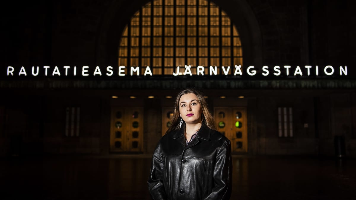 Kuvassa on Linda-Maria Roine Helsingin päärautatieaseman edessä 11. marraskuuta 2020.