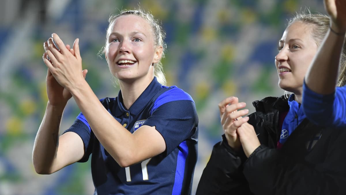 Sanni Franssi taputtaa.