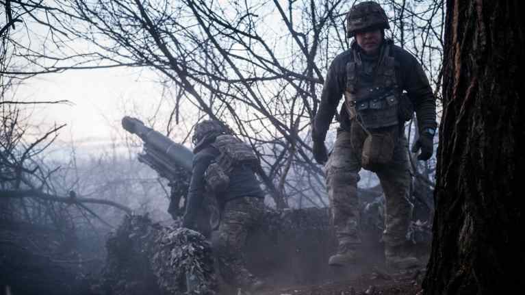 Ukrainan tykistö ampuu Donetskin alueella.