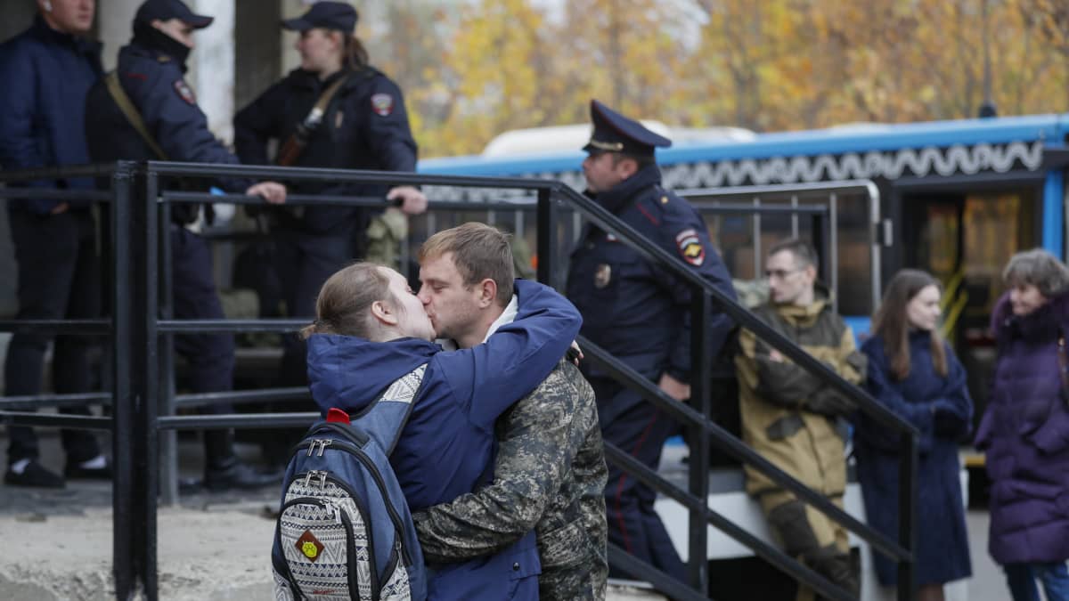 En inkallad rysk soldat tog avsked av sin flickvän utanför ett rekryteringskontor i Moskva den 12 oktober. 