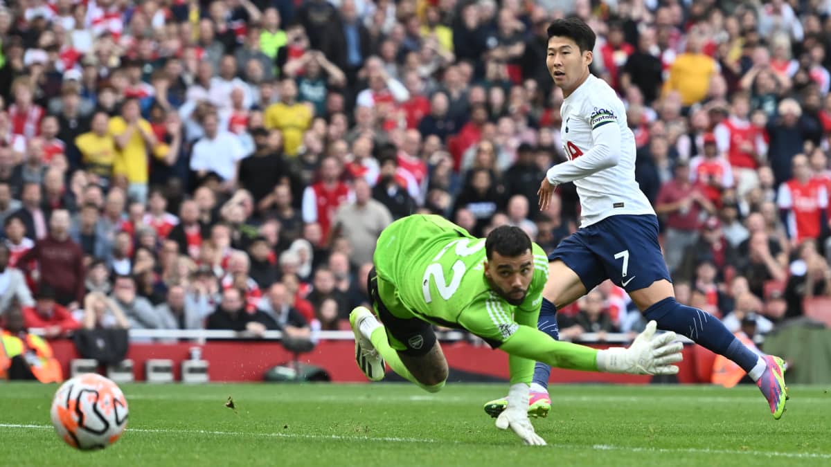 Tottenhamin Son Heung-min ohittaa Arsenalin maalivahdin David Rayan Pohjois-Lontoon derbyssä.