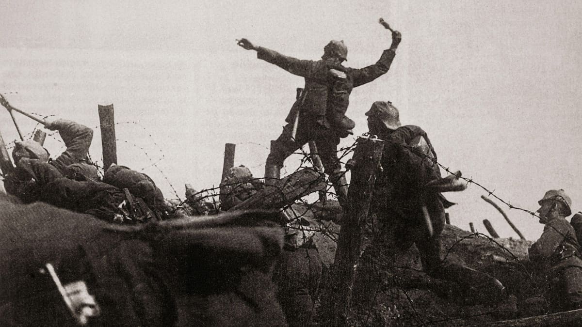 Ranskalainen sotilas heittämässä käsikranaattia kohti saksalaisia ​​​​linjoja Verdunin taistelussa vuonna 1916.