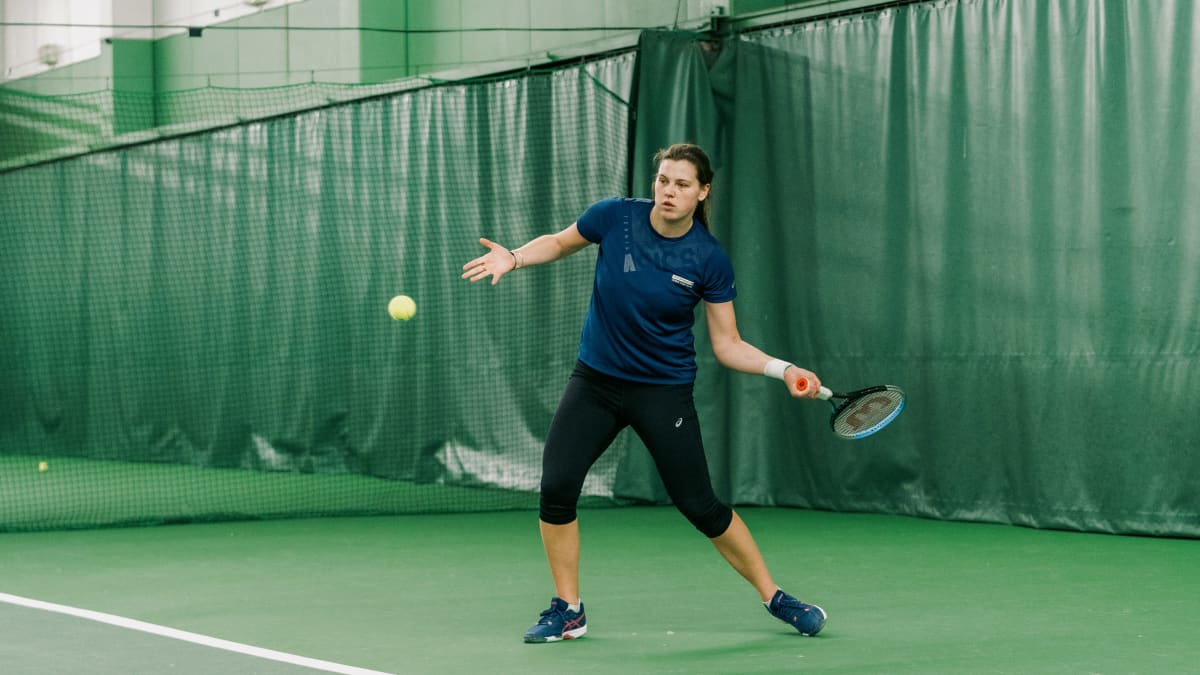 Anastasia Kulikova harjoittelee Talin tenniskeskuksessa.